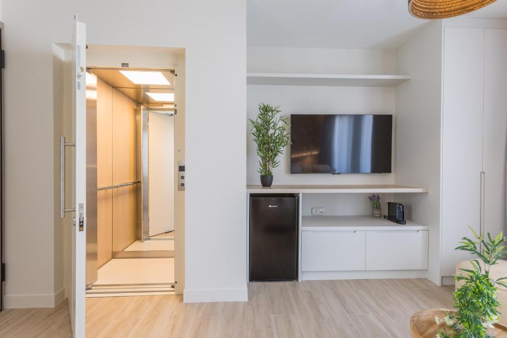 TV a/nebo společenská místnost v ubytování The Mediterranean Suites