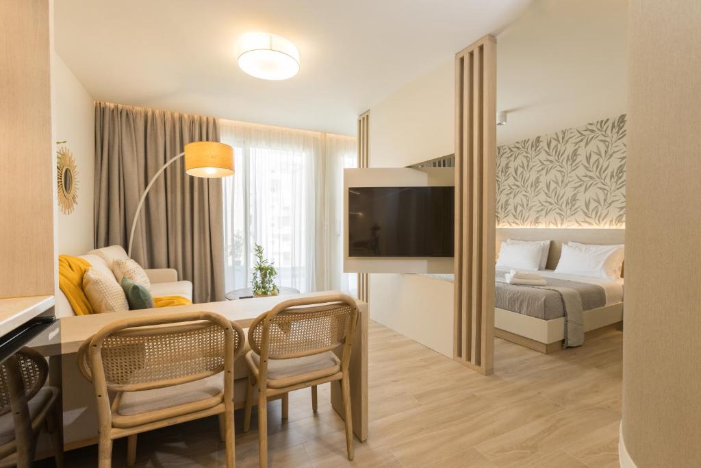 Postel nebo postele na pokoji v ubytování The Mediterranean Suites