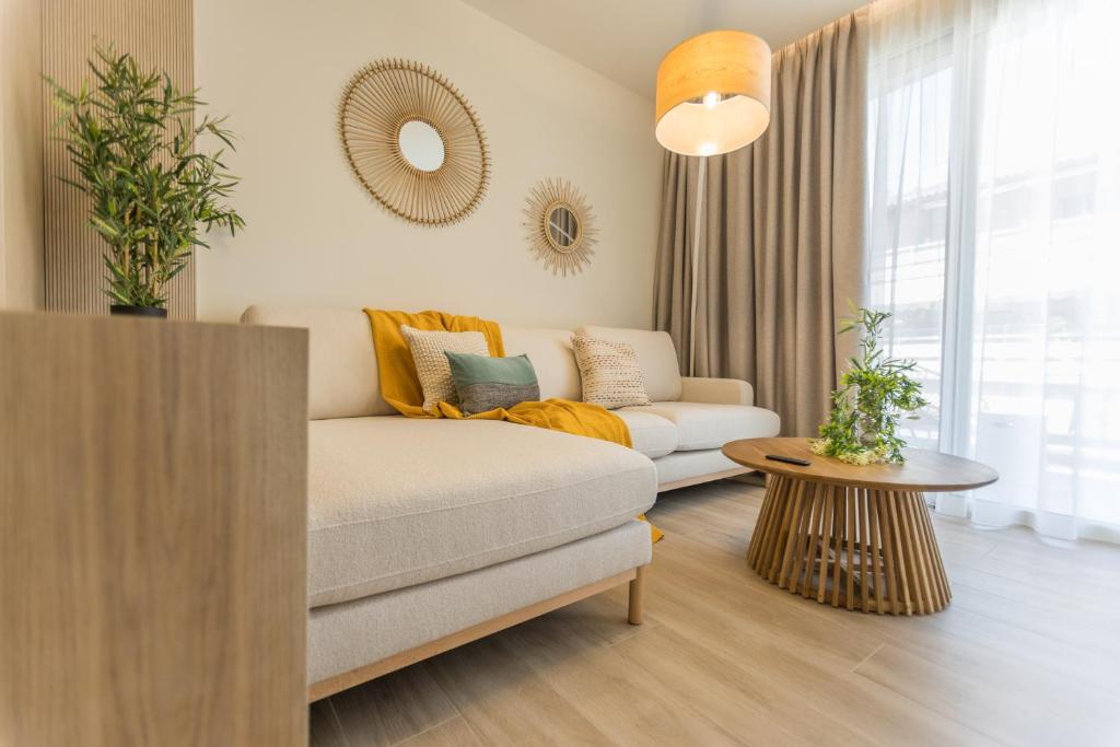 Postel nebo postele na pokoji v ubytování The Mediterranean Suites