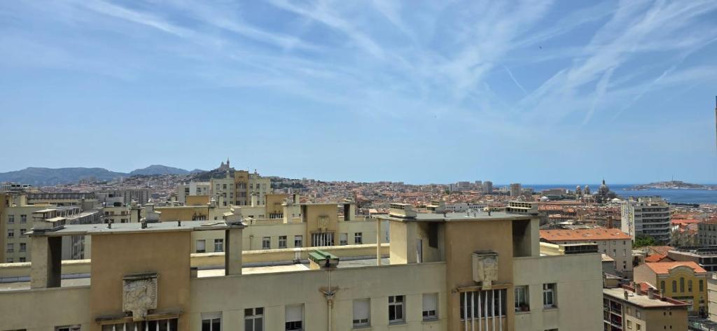 une vue d'une ville depuis un bâtiment dans l'établissement Appartement Saint Charles, à Marseille