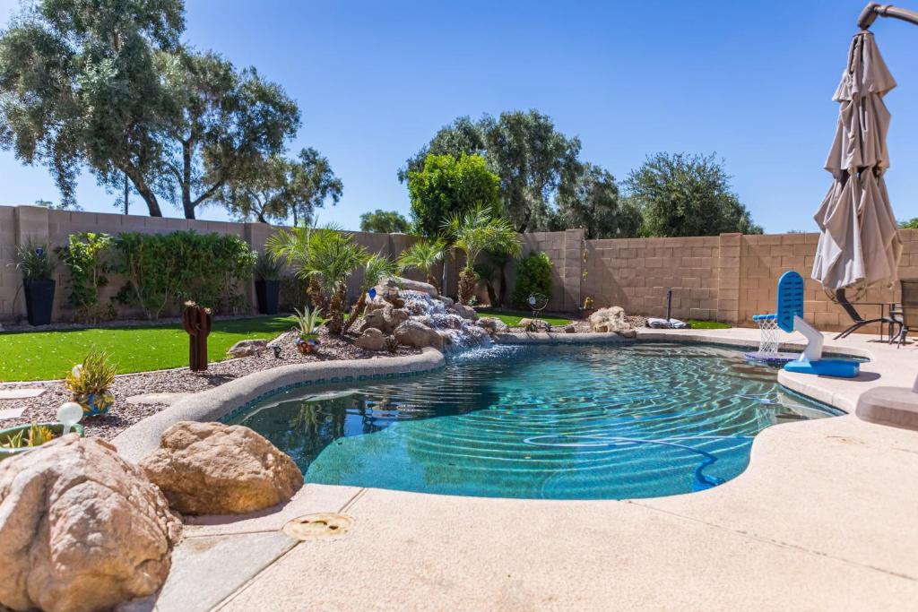 Serene Escape with Modern Comfort - Pool Firepit, Gilbert (updated ...