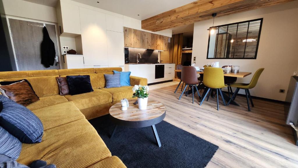 un salon avec un canapé et une table dans l'établissement Les Ô d'Ulysse, à Bourg-Saint-Maurice