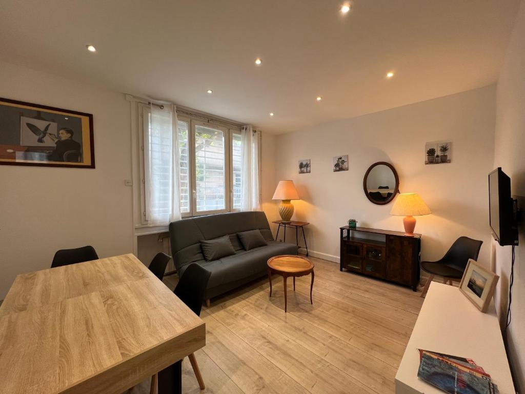 un salon avec un canapé et une table dans l'établissement A deux pas du Stade de France, à La Courneuve