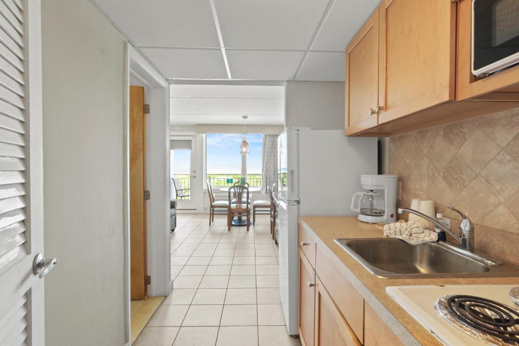 Kuchyň nebo kuchyňský kout v ubytování Waikiki Oceanfront Inn
