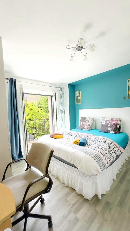 une chambre avec un grand lit et une chaise dans l'établissement Business Room 10 minutes de Paris et Orly aéroport, à Antony