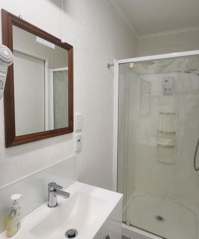 Home with spa, sauna, garden in prime location - Resim 28