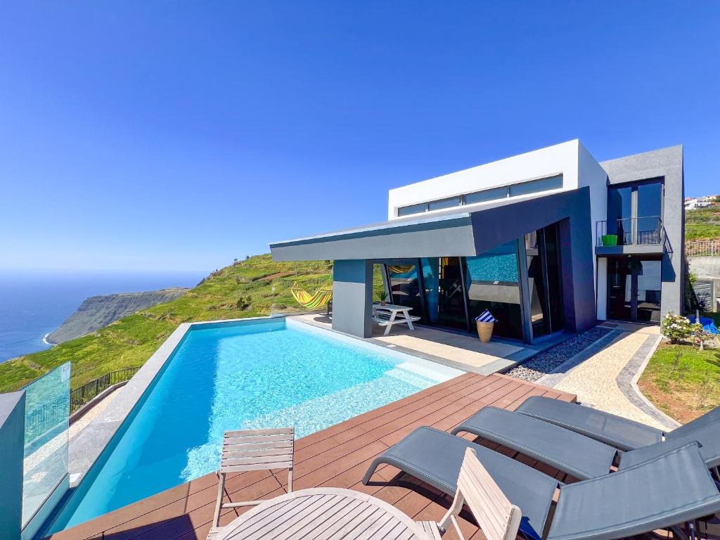 una casa con piscina vicino all'oceano di Villa Leonor Cliffside Retreat a Calheta