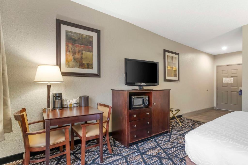 Best Western PLUS Hobby Airport Inn and Suites - Kral Odası - Engelli Erişimi/Sigara İçilmez