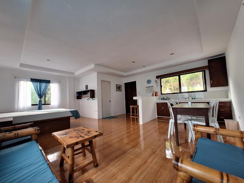 ein Wohnzimmer mit Tisch und Küche in der Unterkunft Soul Shine Beach House in Bacungan