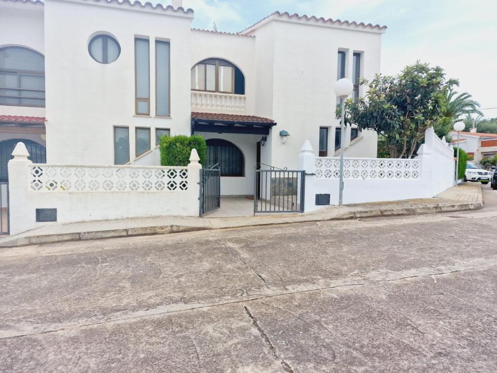 a white house with a gate and a driveway at CASA Gayuba in Peniscola