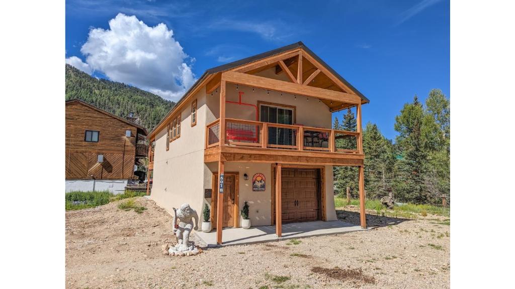 una casa in costruzione con un portico perimetrale di The Lost Yeti Hideaway - Hot Tub - WiFi - Washer - Dryer - Fireplace - Firepit - Grill a Red River