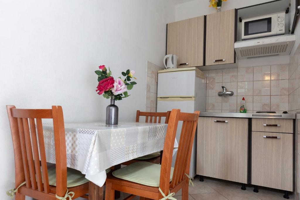 Kuchyňa alebo kuchynka v ubytovaní Apartments by the sea Zuronja, Peljesac - 10137
