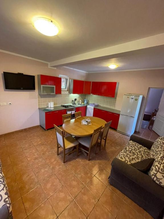 Kuchyň nebo kuchyňský kout v ubytování Apartments Villa-G Lustica