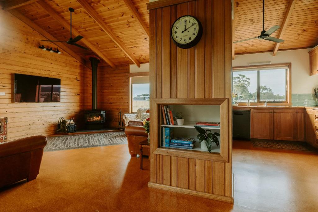 TV a/nebo společenská místnost v ubytování Riverview Retreat