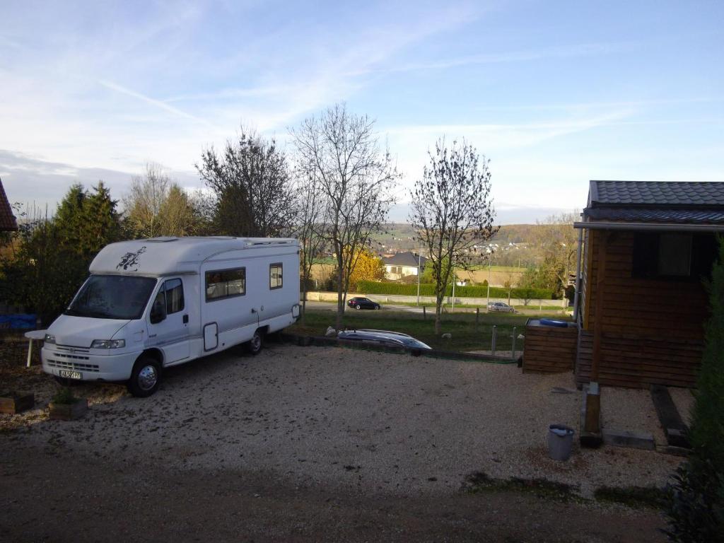 Fotografie z fotogalerie ubytování location type gîte, chambre d'hôte, meublé de tourisme dans joli petit chalet typique et ou jolie roulotte type bohème v destinaci Waldighofen