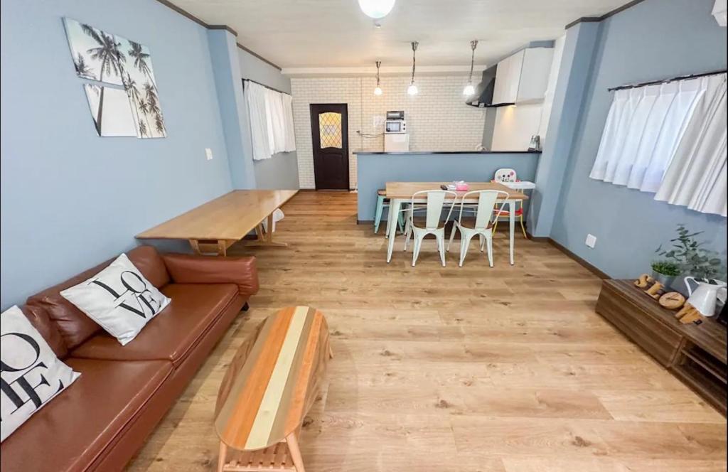 una sala de estar con un sofá y una mesa en Osaka 365B&B, en Osaka