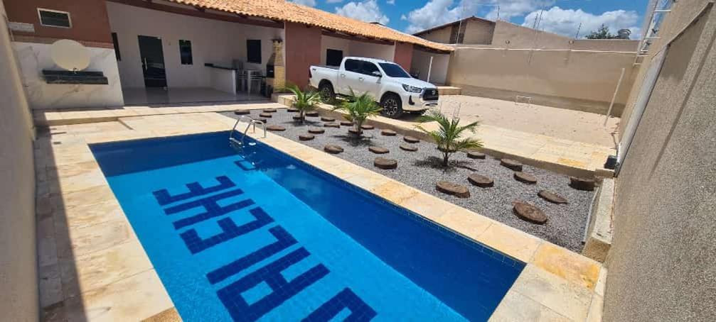 una villa con piscina di fronte a una casa di Jalehe a Juazeiro do Norte