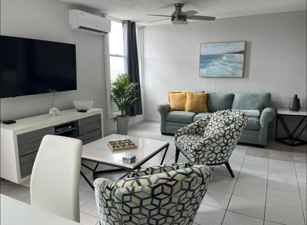 TV a/nebo společenská místnost v ubytování Oceanfront in Luquillo