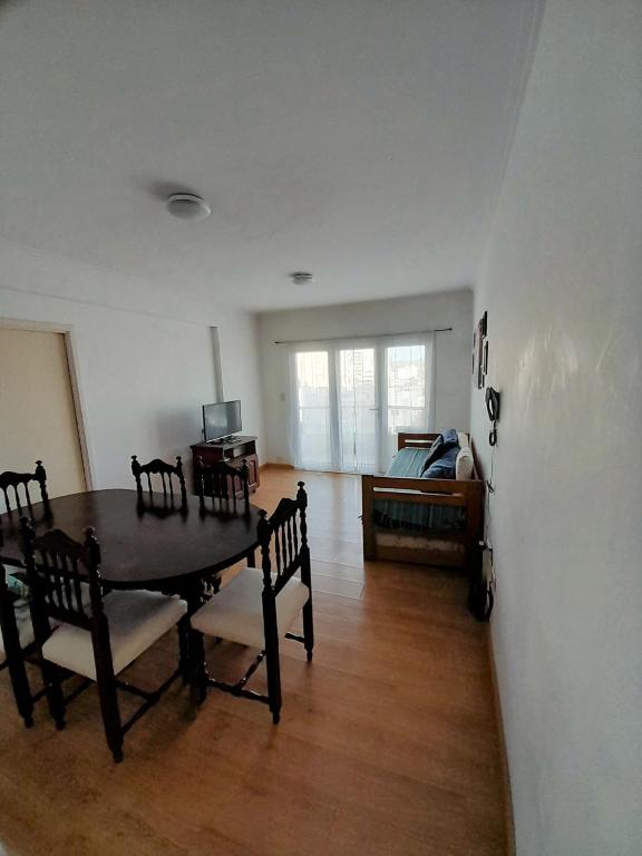 a living room with a table and chairs and a bed at Depto Martinez in Tandil