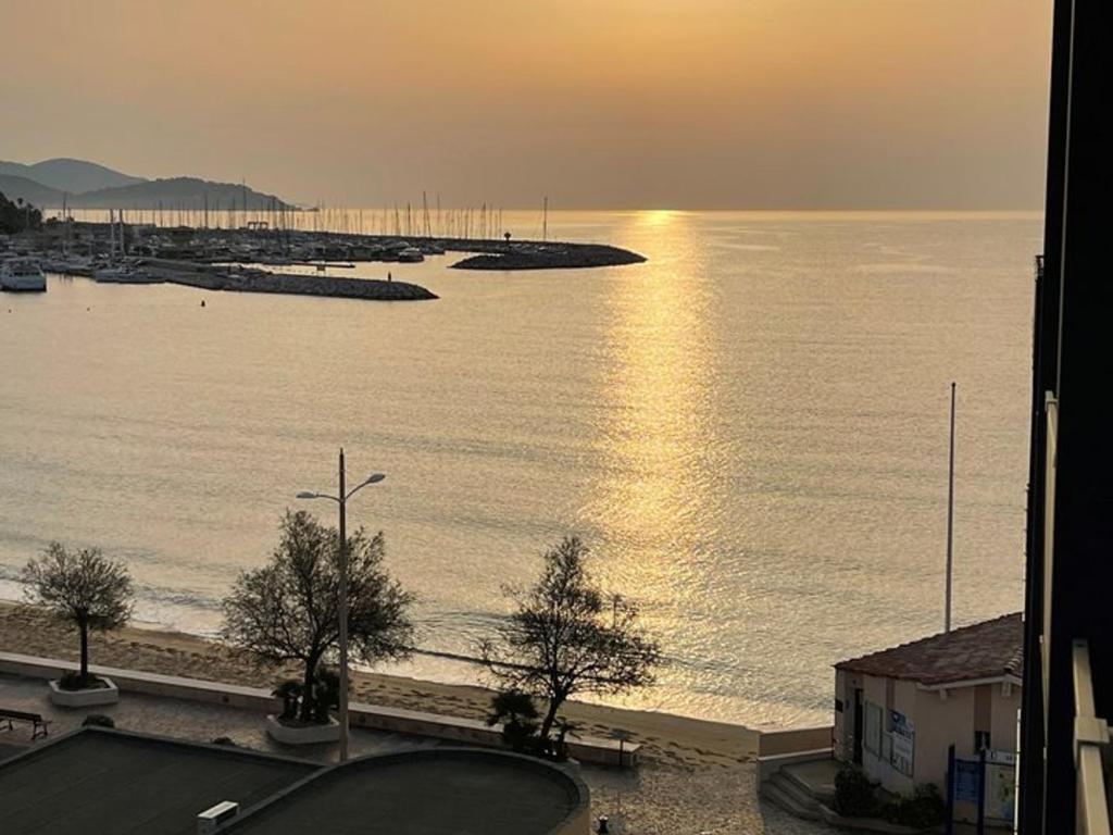 - une vue sur une grande étendue d'eau avec une jetée dans l'établissement T2 Cabine 4 pers, pieds dans l'eau avec wifi, parking et clim - FR-1-803-1, au Lavandou