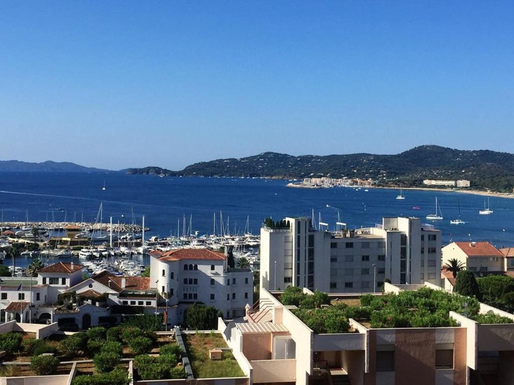 - une vue sur une ville avec un port et des bateaux dans l'établissement Le Lavandou, T2 avec piscine et parking, 4 couchages - FR-1-803-20, au Lavandou