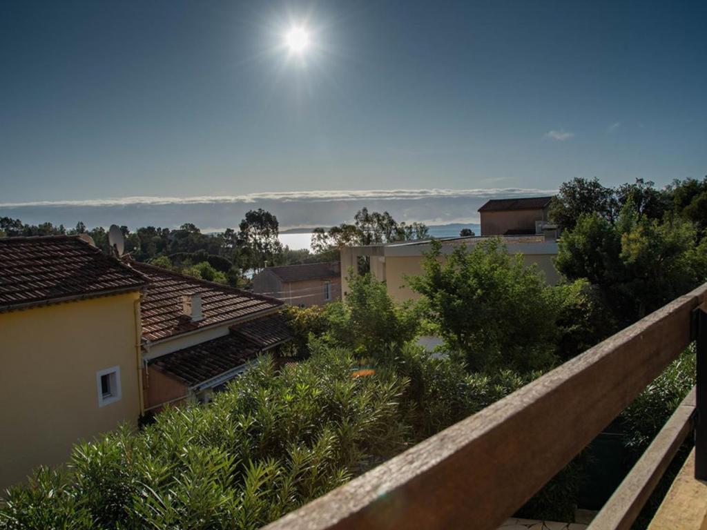 une vue sur l'océan depuis le balcon d'une maison dans l'établissement T2 + cabine, parking, clim, 250m de la plage - FR-1-803-18, au Lavandou