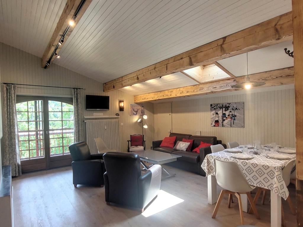 un salon avec un canapé et une table dans l'établissement Penthouse spacieux calme, proche centre et pistes, parfait pour familles - FR-1-598-171, aux Gets