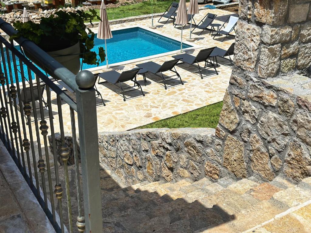 Bazén v ubytování Eco Villas Merak nebo v jeho okolí