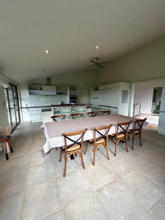 Kuchyň nebo kuchyňský kout v ubytování Elevated Views Little Kaiteriteri 3 bedrooms