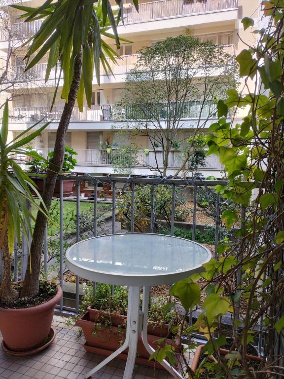 une table au milieu d'une cour arborée dans l'établissement Rémy Dumoncel, à Paris