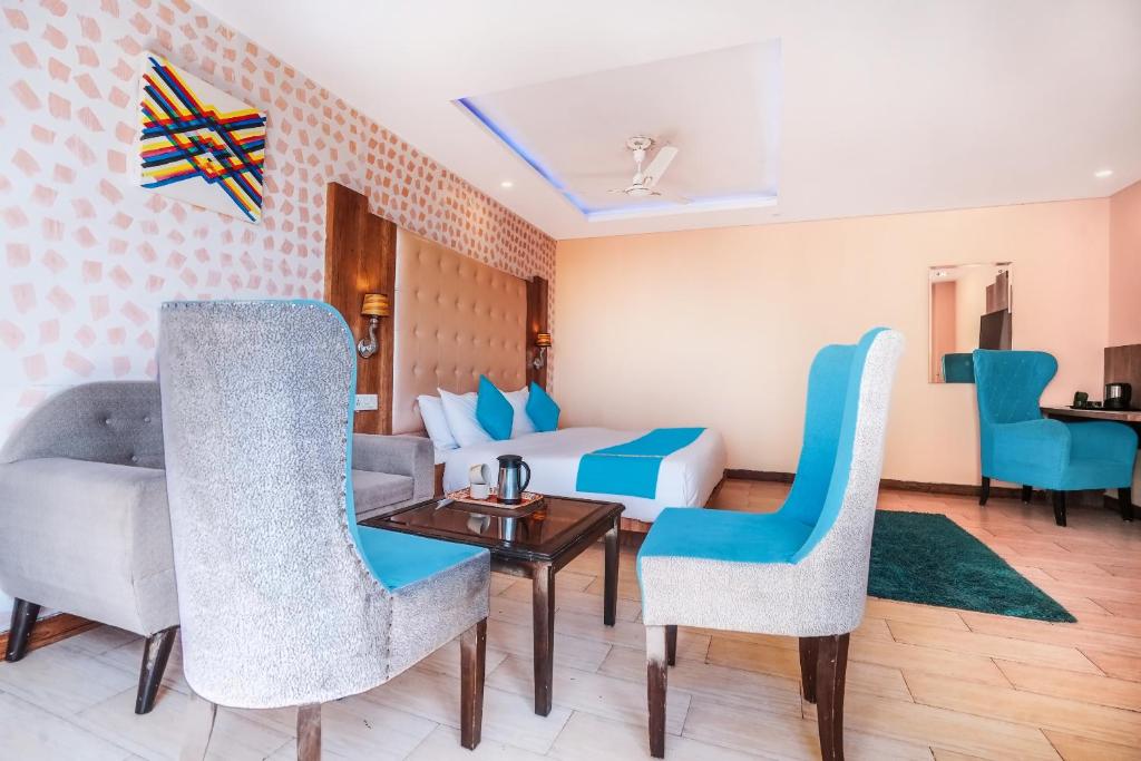 Posezení v ubytování AN Resort Mashobra !! balcony view rooms !! parking !! open terrace !! playing zone !! FREE BONFIRE
