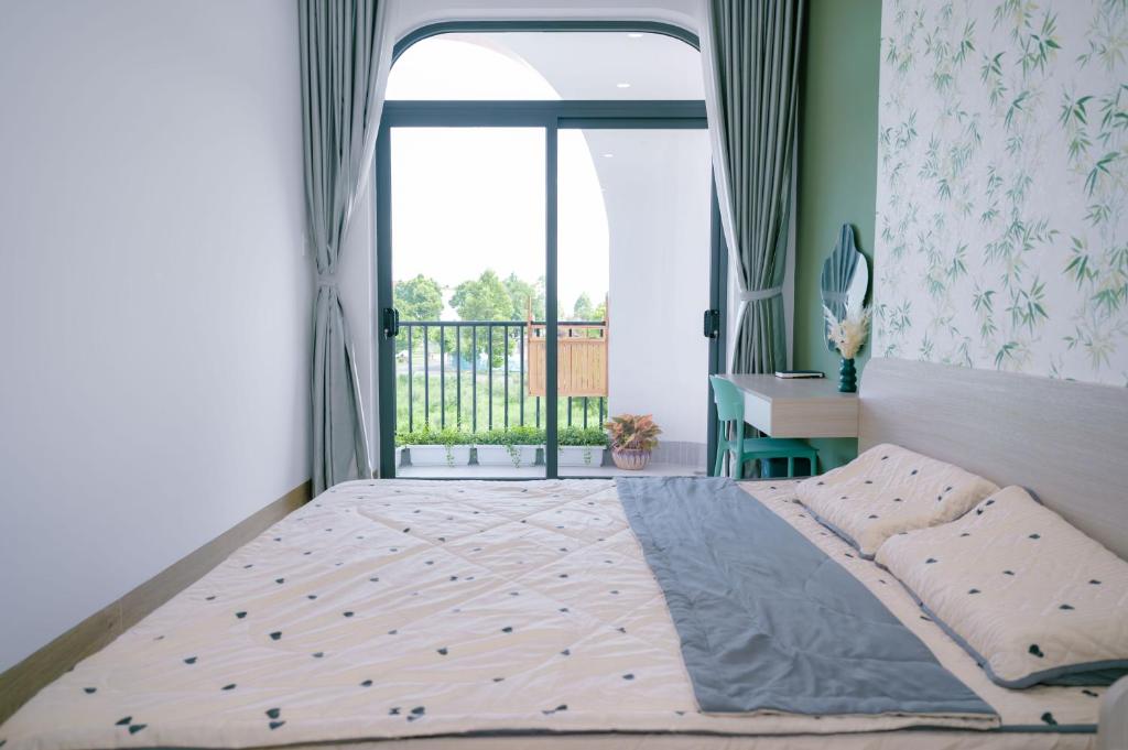 Postel nebo postele na pokoji v ubytování Sophia Healing House Cần Thơ