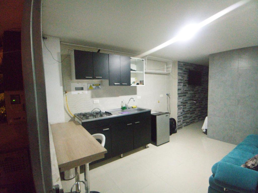 Kuchyň nebo kuchyňský kout v ubytování EDIFICIO Niza80 IBAGUE, ACCESO DIGITAL CERCA PARQUE DEPORTIVO