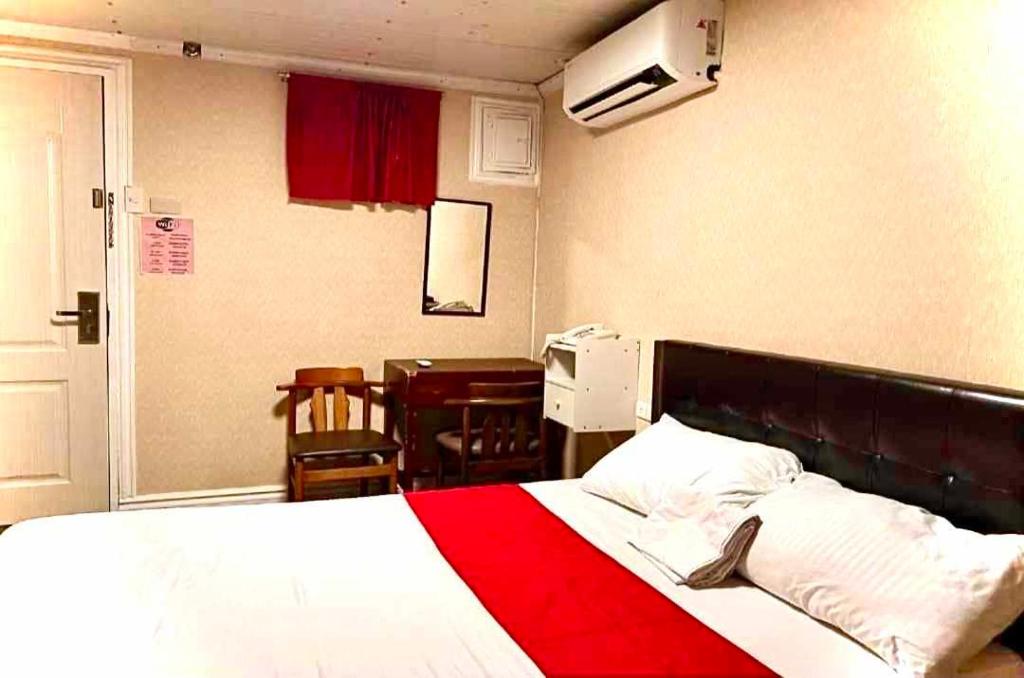 マニラにあるRedDoorz at Emperor Manila Boutique Hotelのベッドルーム1室(ベッド1台、赤と白の毛布付)