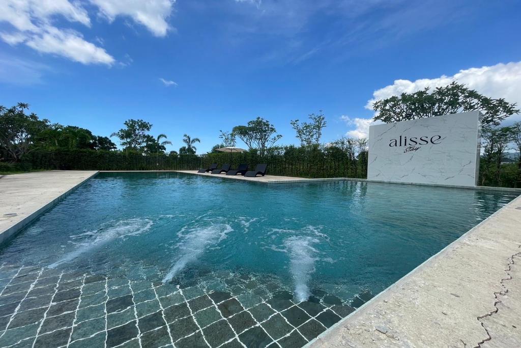 una piscina con dos delfines en el agua en Alisse Stay Phuket Layan, en Phuket