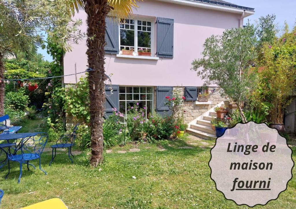 une maison avec un panneau dans la cour dans l'établissement Maison de charme classée 4 étoiles centre ville vannes Garage WIFI, à Vannes