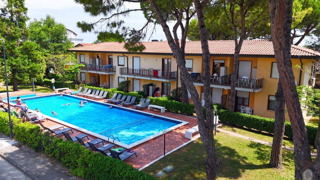 Bazén v ubytování Villaggio Dei Gelsomini nebo v jeho okolí