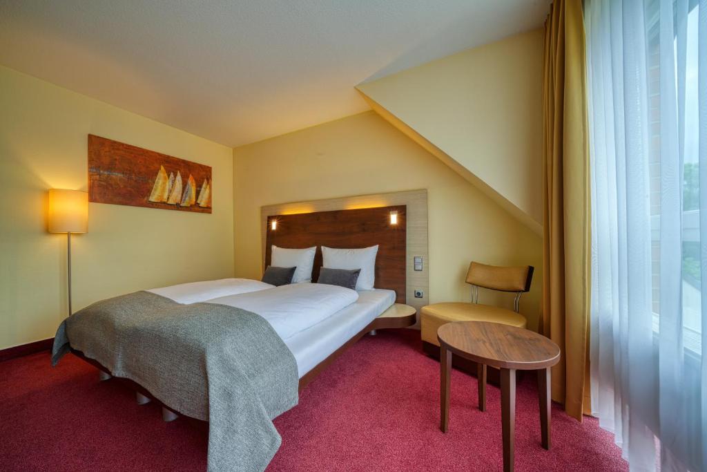 Postel nebo postele na pokoji v ubytování Hotel Wissers Fehmarn