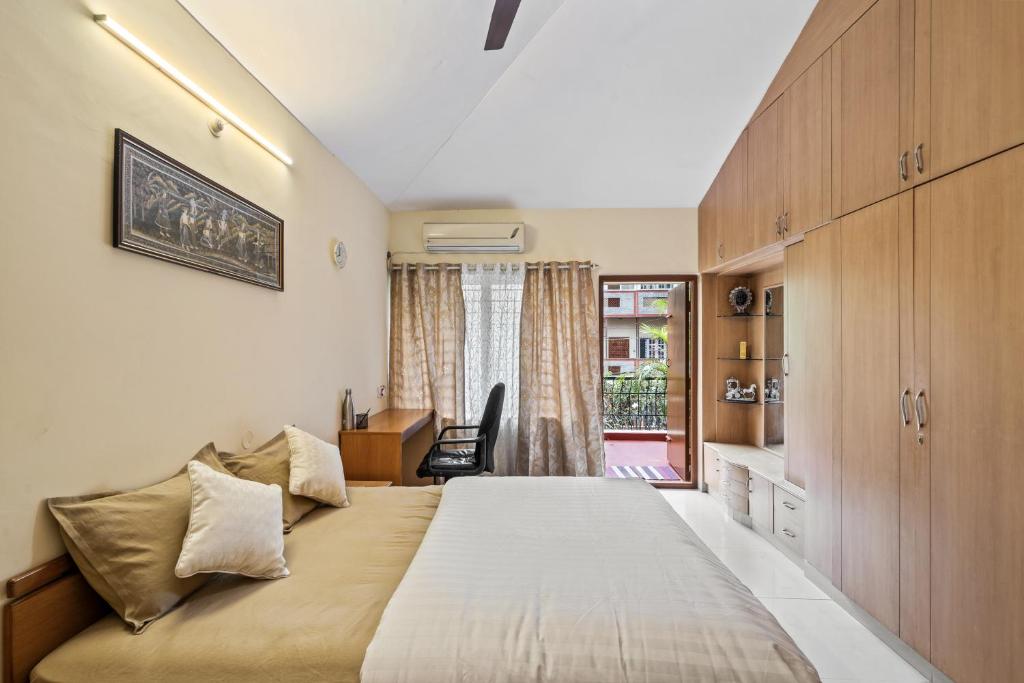 班加罗尔Emerald - Vintage Haven的一间带大床和书桌的卧室