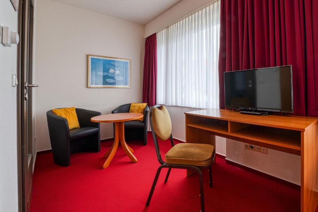 TV a/nebo společenská místnost v ubytování Hotel Wissers Fehmarn