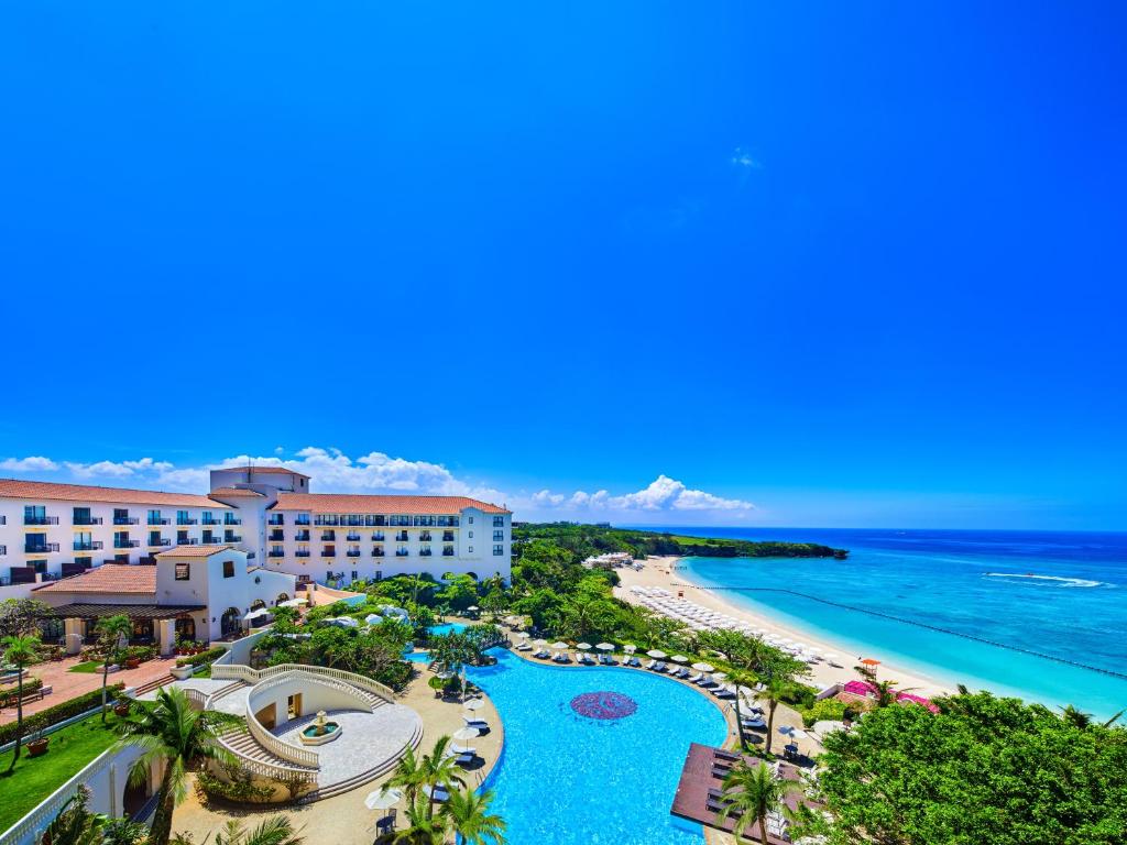 una vista aérea del complejo y la playa en Hotel Nikko Alivila, en Yomitan