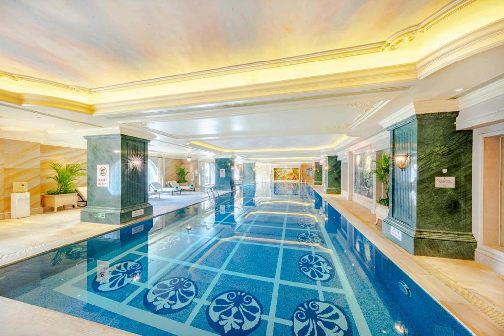 Bazén v ubytování Legendale Hotel Beijing nebo v jeho okolí