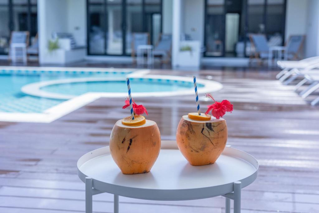 Bazén v ubytování Hakuna Maldives nebo v jeho okolí