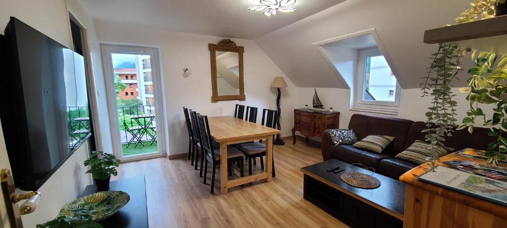 un salon avec un canapé et une table dans l'établissement CasaMoro Albigny : détente à 2 pas du lac d'Annecy, à Annecy