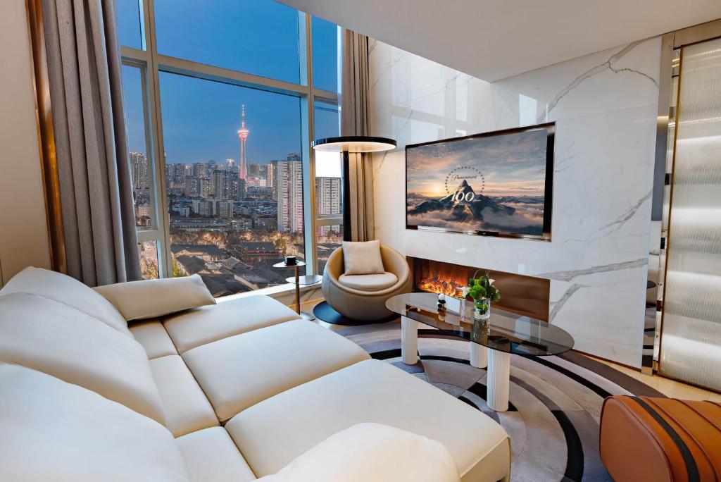 ISEYA Serviced Apart-ment Chengdu Taikoo Li Flagshipにあるテレビまたはエンターテインメントセンター