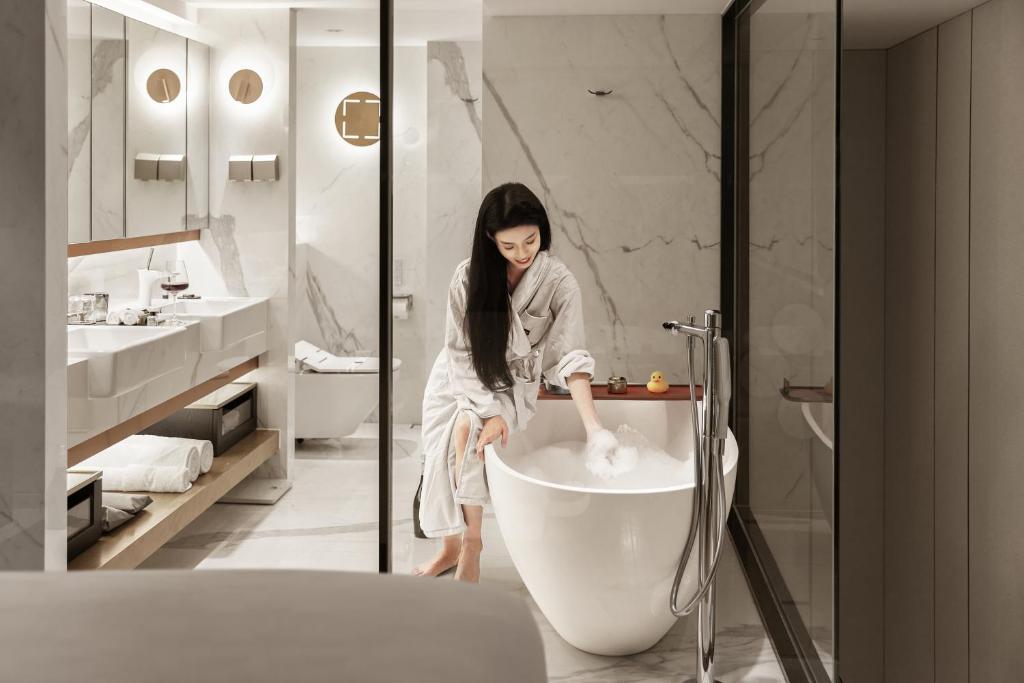 ISEYA Serviced Apart-ment Chengdu Taikoo Li Flagshipにあるバスルーム