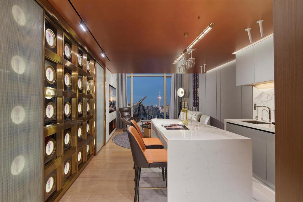 ISEYA Serviced Apart-ment Chengdu Taikoo Li Flagshipにあるキッチンまたは簡易キッチン