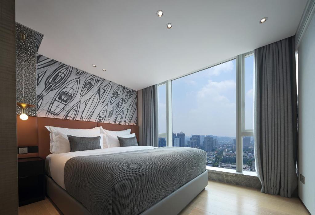 ISEYA Serviced Apart-ment Chengdu Taikoo Li Flagshipにあるベッド