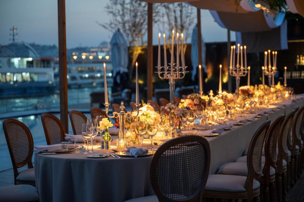 Um restaurante ou outro lugar para comer em The Peninsula Istanbul
