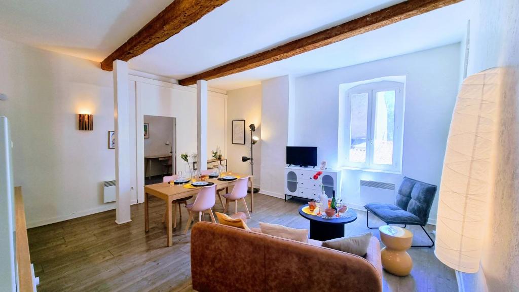 un salon avec un canapé et une table dans l'établissement Le Portes à Coté des Halles Entièrement Rénové, à Sète